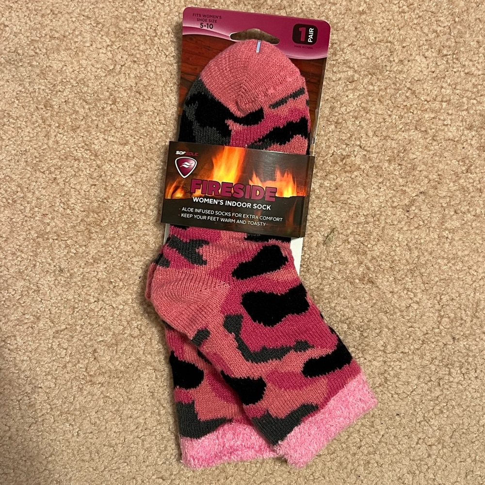 SOFSOLE Fireside Women's Pink Camo Indoor Socks